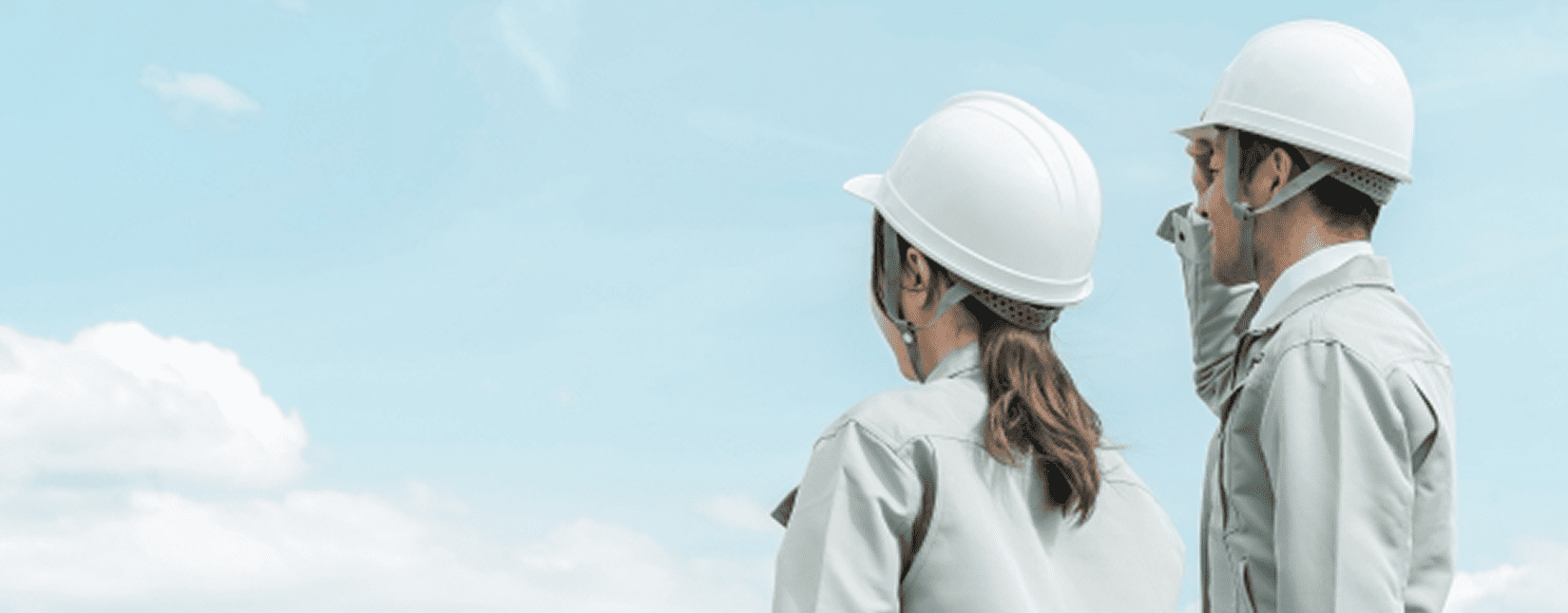 ヘルメットを被った二人が空を見つめている写真